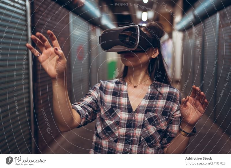 Frau in Brille der virtuellen Realität in der Stadt VR Erfahrung Grunge unterirdisch berühren Technik & Technologie Schutzbrille Virtuelle Realität benutzend