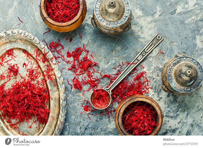Haufen Safrangewürz Krokusse Bestandteil Gewürz Lebensmittel Gesundheit Kraut rot Blume Kräuterbuch duftig Safran-Krokus Heilung aromatisch Küche Geschmack