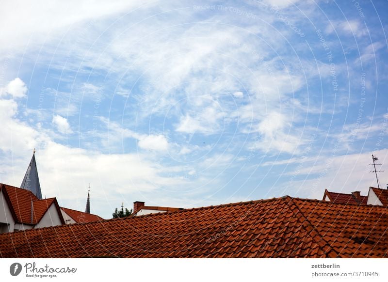 Dächer einer Kleinstadt alt dach wolken dachziegel kirchturm ziegeldach dachsteine giebel altstadt antik architektur himmel fachwerk fachwerkhaus geschichte