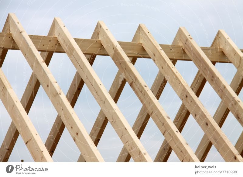 Dachstuhl aus Holz im Rohbau dachstuhl Haus bauen Materialkosten Handwerk Bauholz holzbau hausbau rohbau baukosten dach decken neubau bauwirtschaft aufschwung