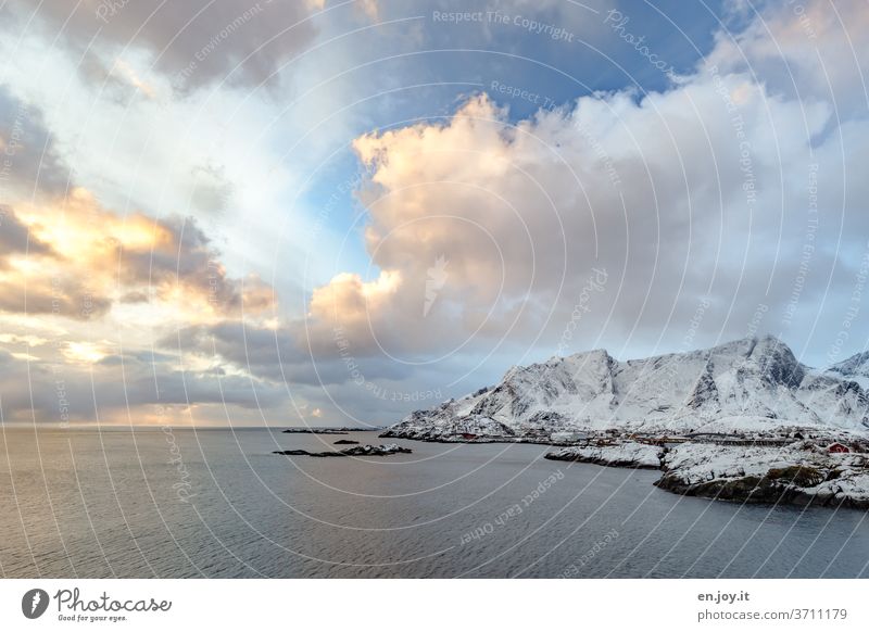 vom Sonnenaufgang angestrahlte Wolken über Reine auf den Lofoten Norwegen Insel Meer Himmel Weitwinkel Horizont Felsen Wasser Luft Winter Urlaub Reise Norden