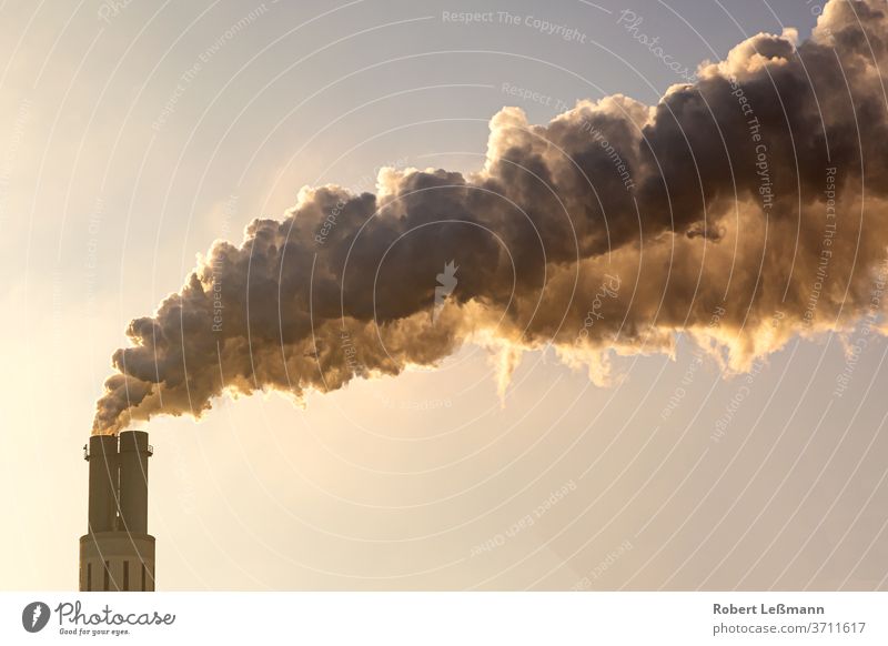 viel Rauch tritt aus dem Schornstein aus und verschmutzt die Umwelt Qualm Umweltverschmutzung Luftverschmutzung Klimawandel Industrie Verschmutzung
