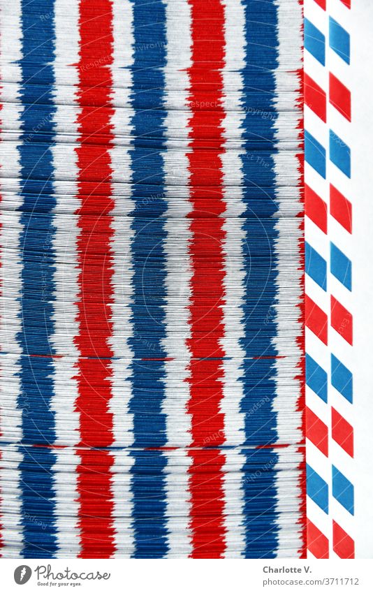 Luftpostumschlagspielerei | Rot-weiß-blaue Längsstreifen Strukturen & Formen Dinge Streifen rot abstrakt Muster Farbfoto Nahaufnahme Design mehrfarbig Linie