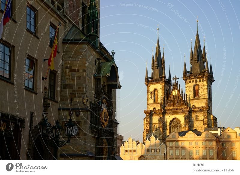 Prager Teynkirche und Uhr des Altstädter Rathaus im Abendlicht Altstädter Ring Sehenswürdigkeit Tschechien tschechisch UNESCO UNESCO-Weltkulturerbe Altstadt