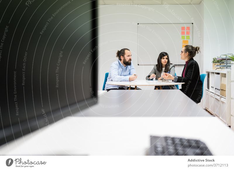 Gruppe von Mitarbeitern mit Treffen in modernen Büro Kollege Sitzung Business Team Menschengruppe zur Kenntnis nehmen Arbeitsplatz Mitarbeiterin beschäftigt
