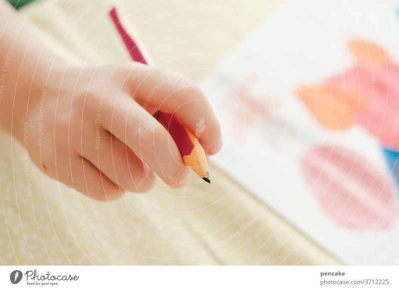 vorfreude | auf den ersten schultag zeichnen schreiben lernen Schule Bleistift Kind Schulkind Hand Kinderhand malen Innenaufnahme Kindererziehung Schreibstift