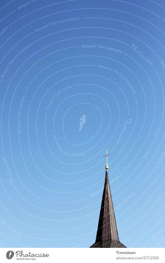 Hochhut mit Kreuz Kirchturm Kirchturmspitze Religion & Glaube Himmel blau Kirche Menschenleer Christliches Kreuz Metall