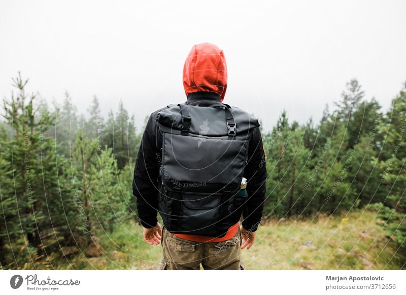 Junger männlicher Naturforscher in den Bergen Aktivität Abenteuer Rücken Hintergrund Rucksack Backpacker Rucksacktourismus Tasche schön lässig Herausforderung