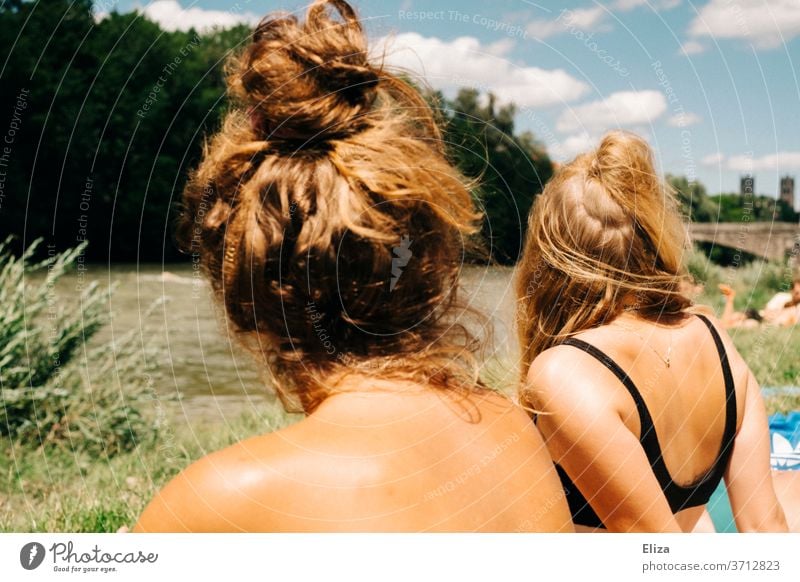 Zwei junge Frauen in Badekleidung beim Sonnenbaden an einem Fluss im Sommer. Sommerstimmung Baden Bikini blond Mädchen Schwimmen & Baden Erholung Freizeit