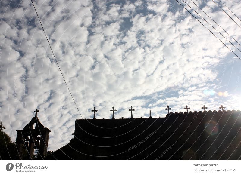 Friedhof-Kreuze als Silhouette gegen Wolken-Himmel friedhofsmauer Trauer Tod Grabstein Religion & Glaube Vergänglichkeit Beerdigung Grabmal alt