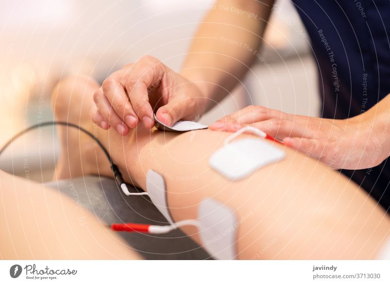 Elektrostimulation in der Physiotherapie für eine junge Frau Therapie Anregung medizinisch Rehabilitation Muskel Körper Menschen Schmerz Stimulator geduldig