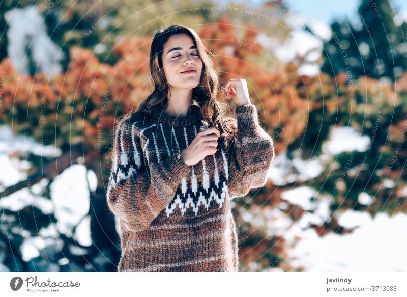 Junge Frau genießt die verschneiten Berge im Winter Kaukasier Schnee Berge u. Gebirge Pullover Natur aktiv Mode jung schön niedlich Schönheit Mädchen