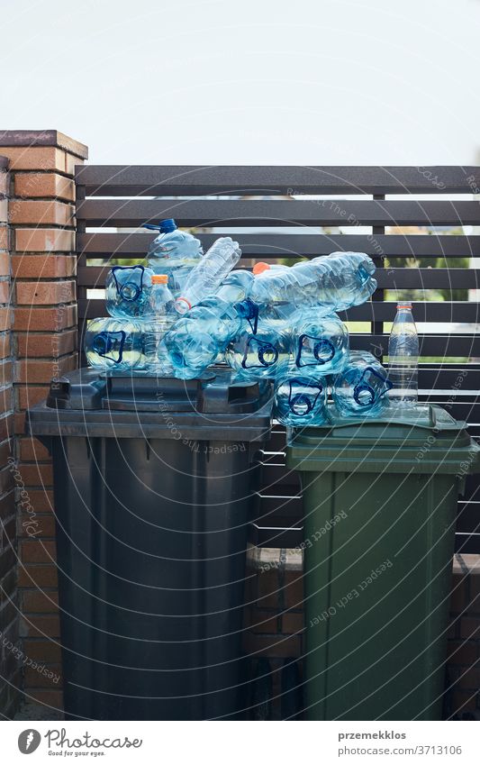 Entsorgungsbehälter mit leeren gebrauchten Plastik-Wasserflaschen auf der Oberseite. Sammeln von Kunststoffabfällen zum Recycling. Konzept der Kunststoffverschmutzung und zu vielen Kunststoffabfällen. Umweltproblematik