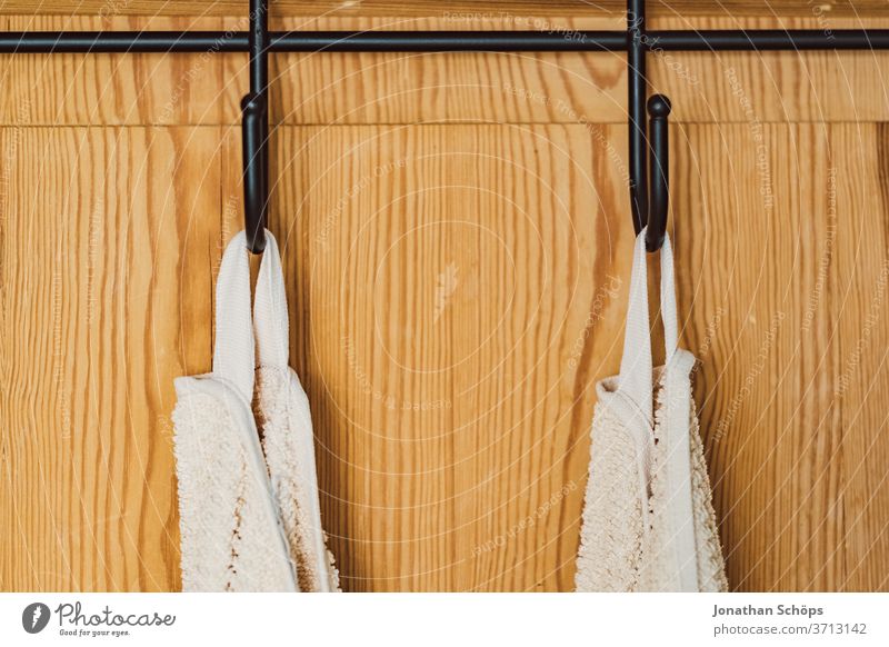 weiße Handtücher am Haken an einer Holztür Bad Badezimmer Ferienwohnung Handtuchhaken Hotel Innenaufnahme Trocknen Tür Wohnung Zuhause aufhängen ordentlich