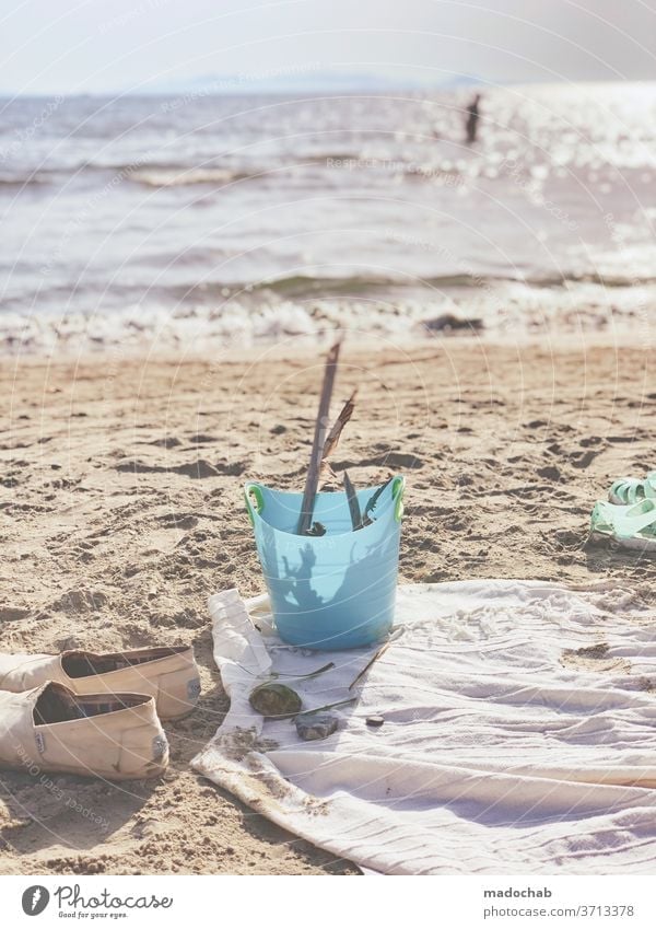 Strandgut Meer Urlaub Eimer Sand Decke Ferien & Urlaub & Reisen Freude Spielzeug Spielen Sommer Kindheit Küste Wasser Natur Menschenleer Außenaufnahme Tag
