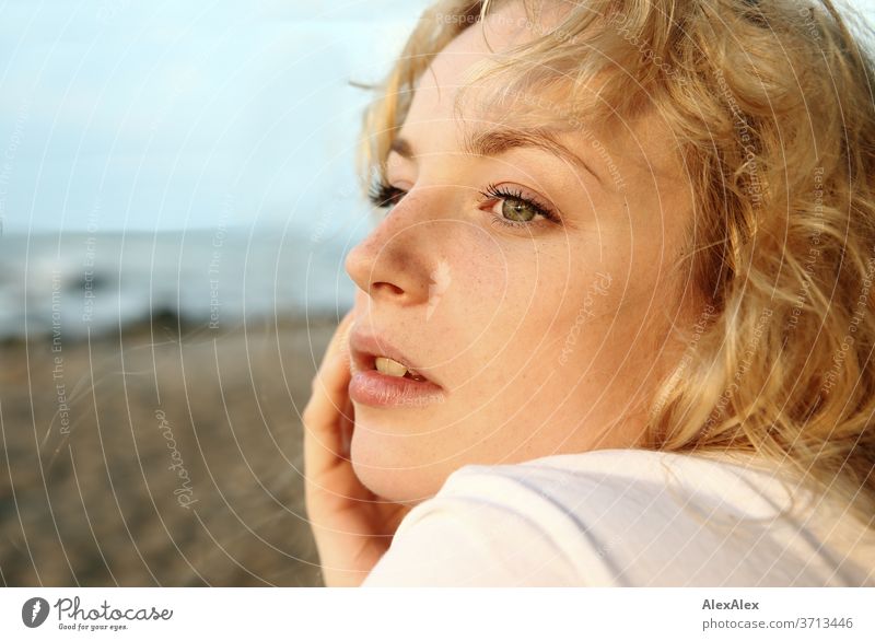 Portrait Einer Jungen Blonden Frau Vor Der Ostsee Ein Lizenzfreies Stock Foto Von Photocase