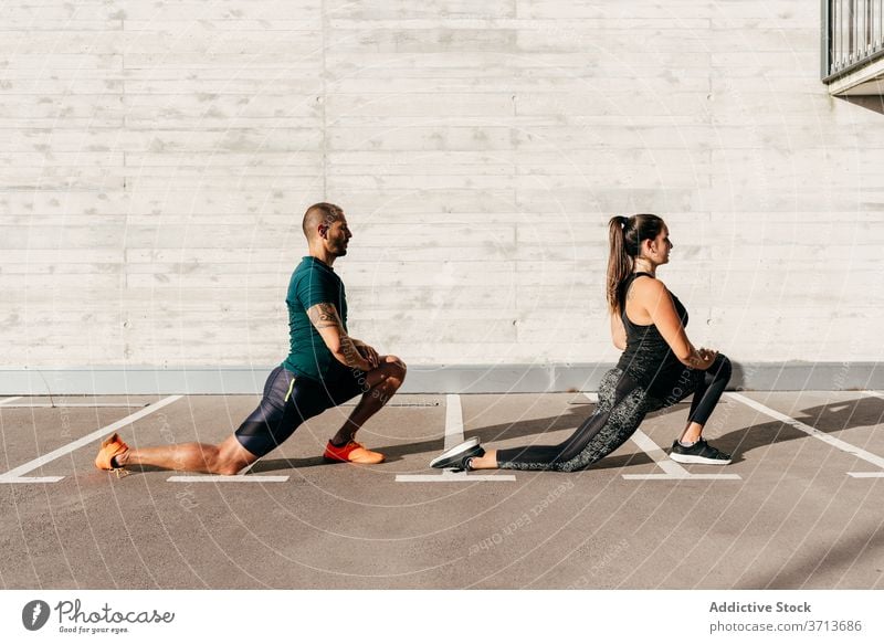 Sportliches Paar Das Sich Beim Training Auf Der Straße Umarmt Ein Lizenzfreies Stock Foto Von