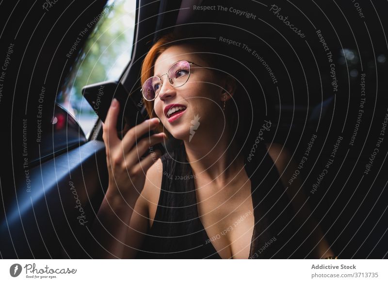 Geschäftsfrau nutzt Smartphone im Auto Aufzeichnen Stimme Nachricht Frau Audio benutzend PKW beschäftigt Unternehmer Reichtum Funktelefon Gerät Business Mobile