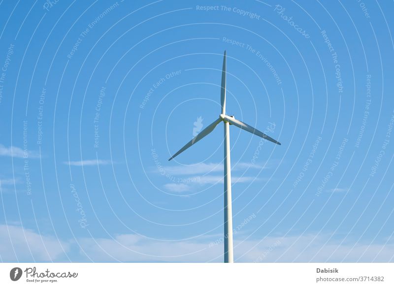 Windkraftanlage gegen blauen Himmel. Energiekonzept Windkraft Erzeuger Turbine Industrie Elektrizität alternativ Kraft Sauberkeit regenerativ Umwelt