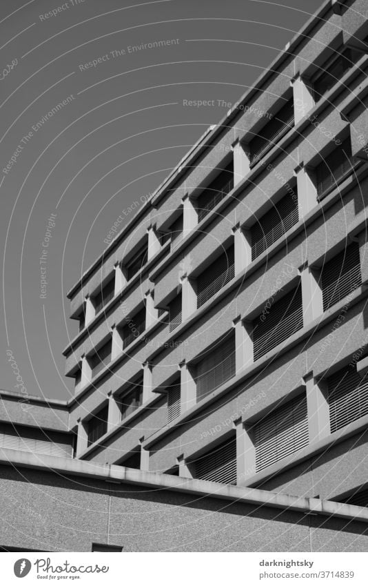 Beton Architektur in schwarz und weiß Gebäude Büro Brutalismus Planen bauen sanieren Fassade Fenster Raster