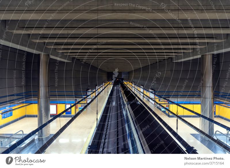 Perspektive eines leeren Bahnhofs. Linien und Formen. Abstrakter Hintergrund. Transport U-Bahn Eisenbahn Geschwindigkeit Verkehr sich[Akk] bewegen Konstruktion
