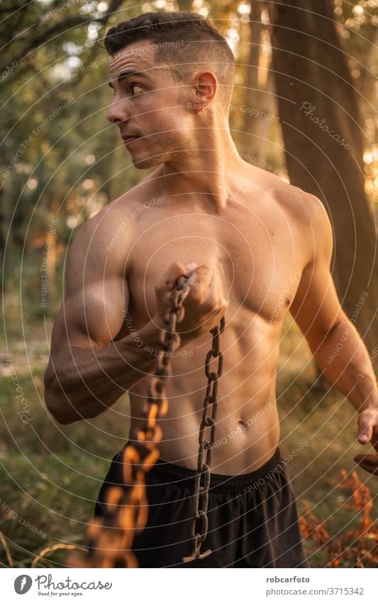 hemdloser muskulöser Mann mit Bauchmuskeln männlich abdominal Gesundheit Hintergrund Training Bodybuilder retuschiert sexy Torso Athlet attraktiv Truhe Bizeps