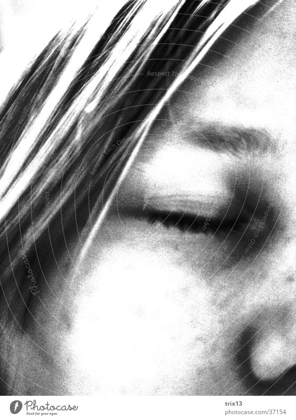 traurig... Frau schwarz weiß Trauer Einsamkeit Denken geschlossen Mensch Traurigkeit Gesicht Auge Haare & Frisuren Nase Detailaufnahme Kopf