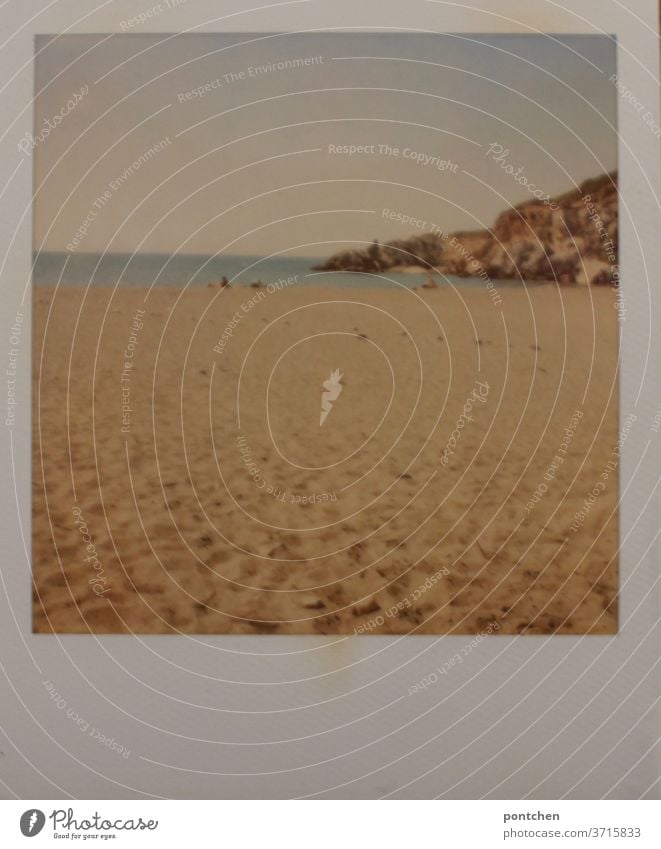 Polaroid zeigt eine Szene am Meer mit Felsen und Strand. Irgendwo in Griechenland meer urlaub felsen griechenland polaroid strandbesucher badegäste erholung