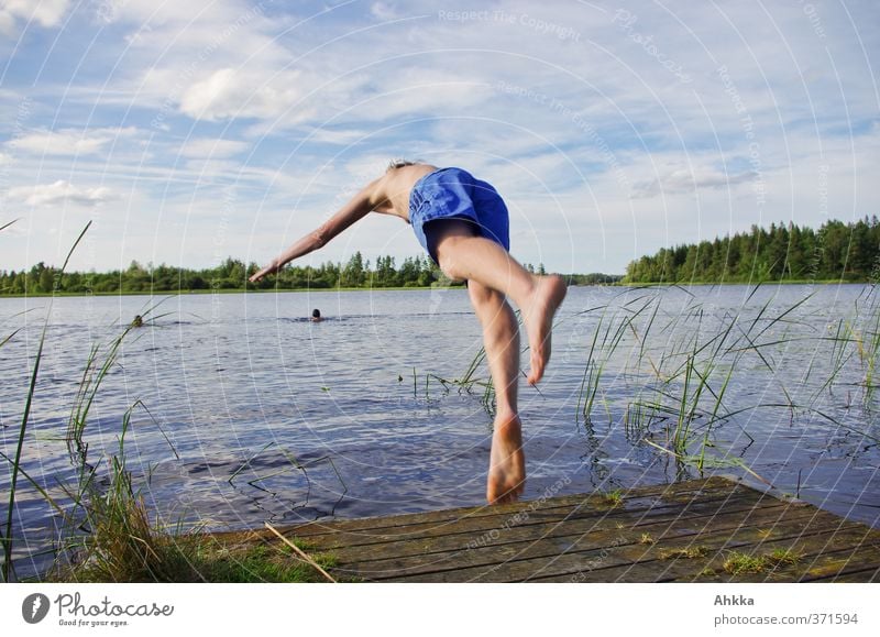 Junger Mann springt in einen See, sommerliche Froschperspektive Schwimmen & Baden Freiheit Sommer Sonne Mensch Leben Natur Urelemente Wasser Himmel Wolken