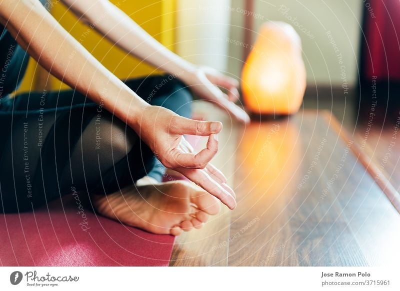 Detail der Frauenhände in entspannter Yogastellung Gesundheit Erholung Kontemplation stimmig Übung sich[Akk] entspannen Komfort Klasse Atmung Sitzen hübsch