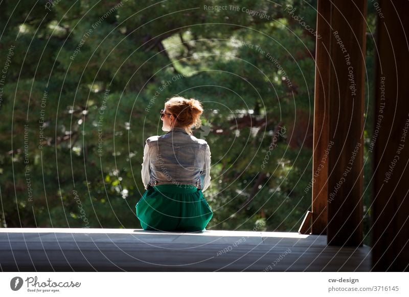 Frau in Japan Tempel Außenaufnahme Farbfoto