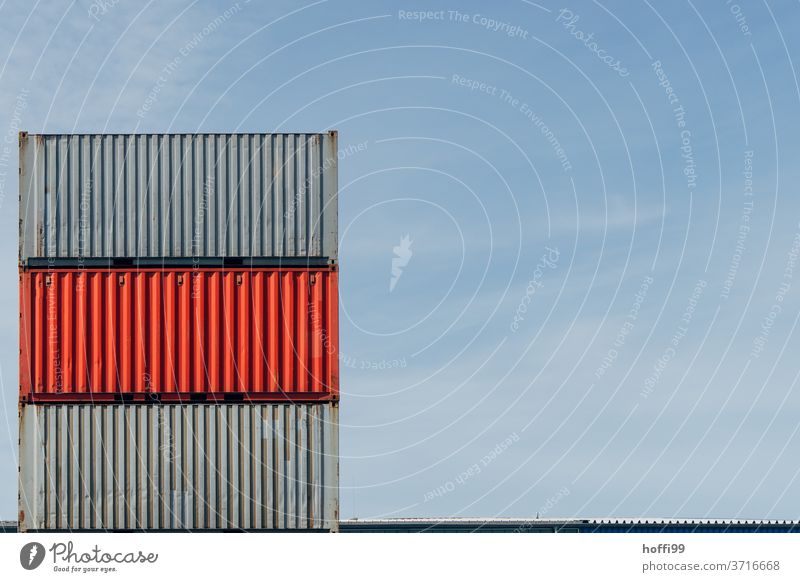 gestapelte Container im Hafen - grau rot grau Containerterminal roter Container Industrie Güterverkehr & Logistik Schifffahrt Handel Containerschiff logistik