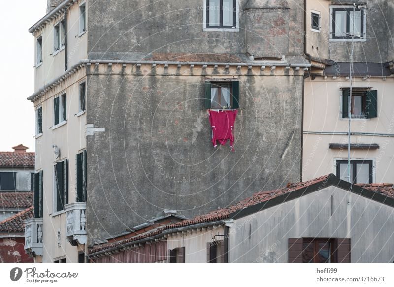 Waschtag - der rote Bademantel hängt draußen am Fenster zum trocknen Wäsche waschen wäsche trocknen hängen Altstadt Venedig venedig anders Häusliches Leben