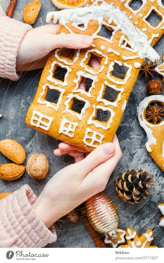 Hausgemachtes Weihnachts-Lebkuchenhaus Gebäck Keks Weihnachten Lebkuchenplätzchen Feiertag Dekoration & Verzierung selbstgemacht Herstellung Hand Lebensmittel