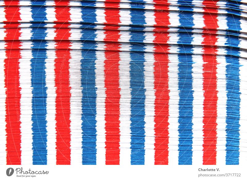 Luftpostumschlagspielerei | Rot-weiß-blaue Längsstreifen mit Querelen Strukturen & Formen Dinge Streifen rot abstrakt Muster Farbfoto Nahaufnahme Design