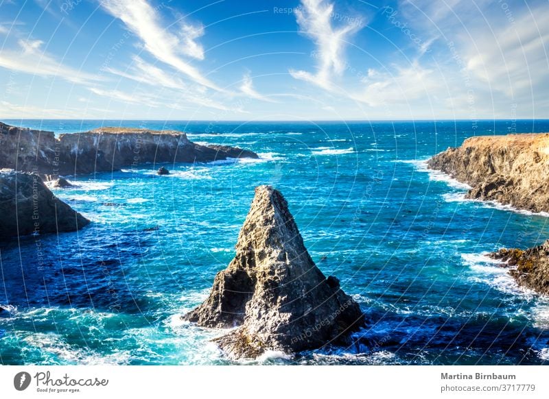 Kegelförmiger Felsen im Pazifischen Ozean unter blauem Himmel mit Wolken, Kalifornien Felsbrocken Landschaft reisen Uferlinie Strand Meer Zapfen Stein Wasser