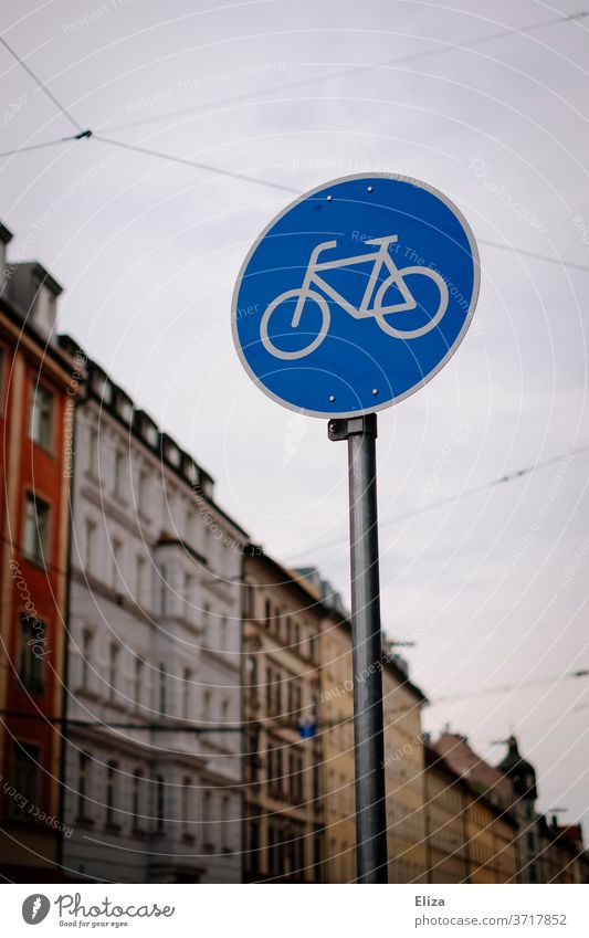 Verkehrsschild für einen Fahrradweg in der Stadt Fahrradfahren Radweg Verkehrswege Schild Verkehrszeichen Straßenverkehr Verkehrswende Verkehrsmittel