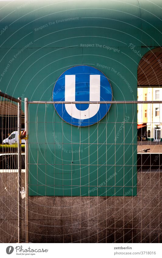 U-Bahnhof berlin hauptstadt u-bahn u-bahnhof urban öffentliche öpnv baustelle zaun drahtzaun bauzaun