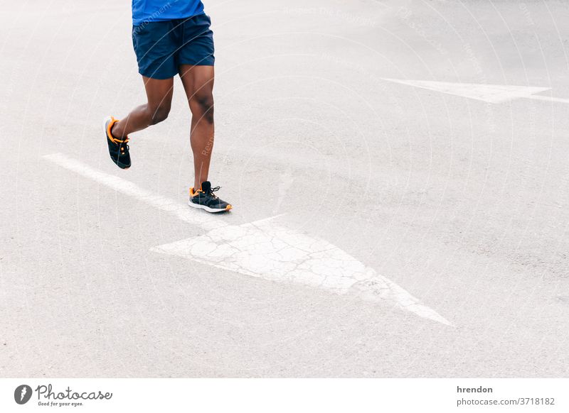 unerkannter Mann läuft auf dem Asphalt Sport rennen Schuh Athlet Straße Lifestyle Joggen Bewegung Bein Training Läufer unkenntlich Gesundheit Übung passen