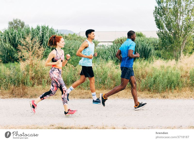 Drei Freunde trainieren im Freien, laufen in ländlicher Umgebung Sport drei Personen rennen junge Männer Junge Frauen Athlet Vitalität Bewegung
