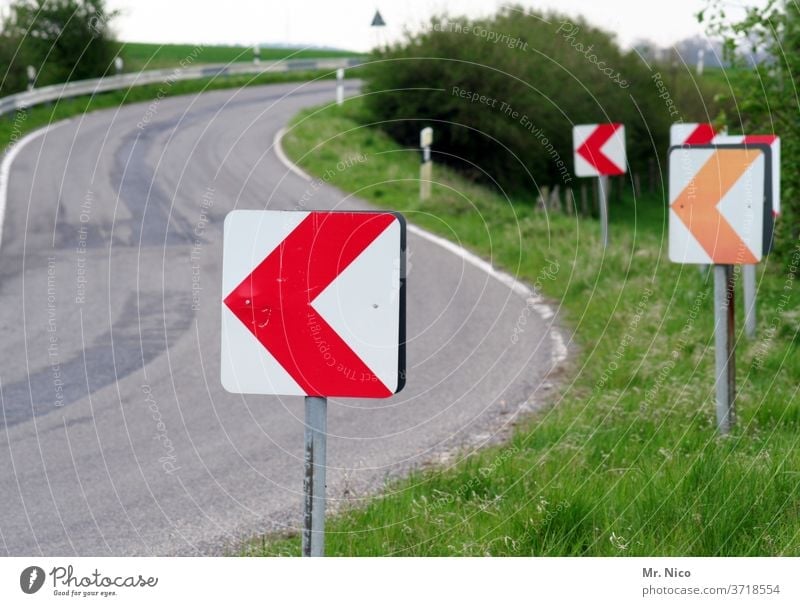 Achtung Kurve Straße Wege & Pfade Asphalt Schilder & Markierungen Fahrbahnmarkierung Orientierung Richtung Pfeil Hinweisschild Straßenverkehr Verkehrswege