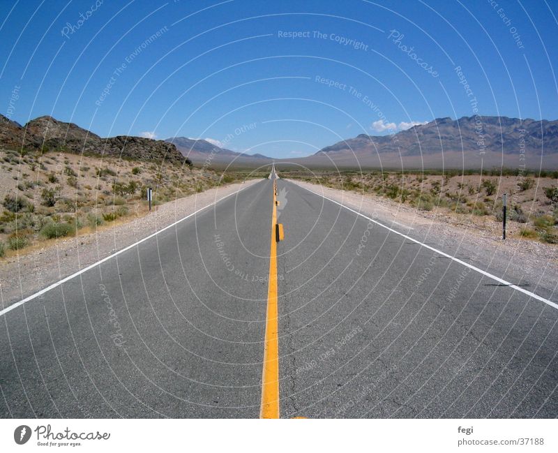 Road to nowhere Fahrbahn Nevada Utah Unendlichkeit Aussicht Horizont Hügel Fernweh Verkehr Straße Autobahn USA Wüste Himmel Landschaft Berge u. Gebirge