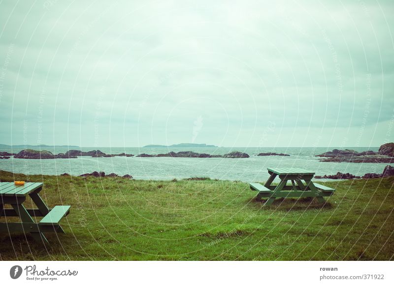 picknick Schönes Wetter Gras Pause Meer Strand Küste Picknick Tisch Aussicht Republik Irland grün Erholung leer Einsamkeit kalt trist Aschenbecher Wolken