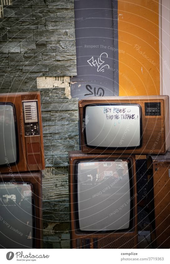 find the mistake - Television Vintage Fernseher TV sperrmüll Müll Abfall kaputt 70er Jahre 80er jahre wegschmeisen alt Fernseher, Fernsehen Screen Technologie