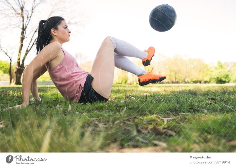 Junge Fußballspielerin übt auf dem Spielfeld. jung Frau praktizieren fokussiert trainiert. Athletik Trick Sommer sportlich Sport Aktivität entspannend Spieler