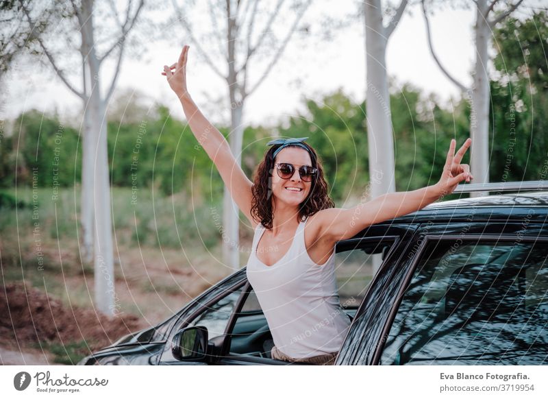 glückliche junge frau im auto. reise- und glückskonzept Glück Frau PKW reisen im Freien Weg Ausflug Kaukasier Lifestyle genießen Menschen attraktiv Automobil