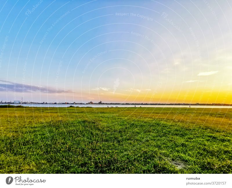 Blick von Altefähr nach Stralsund, Rügen Erholung Ferien & Urlaub & Reisen Tourismus Natur Landschaft Himmel Wolken Sonnenuntergang Küste Ostsee Horizont Wasser