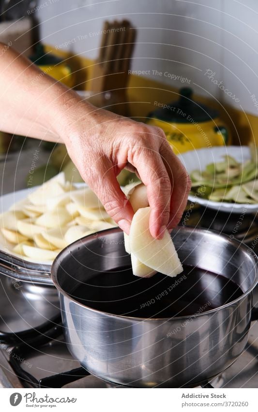 Crop Frau Kochen in der Küche vorbereiten Birne Rotwein selbstgemacht pochiert kochen süß Dessert heimwärts Kochtopf lecker geschmackvoll Wein Alkohol