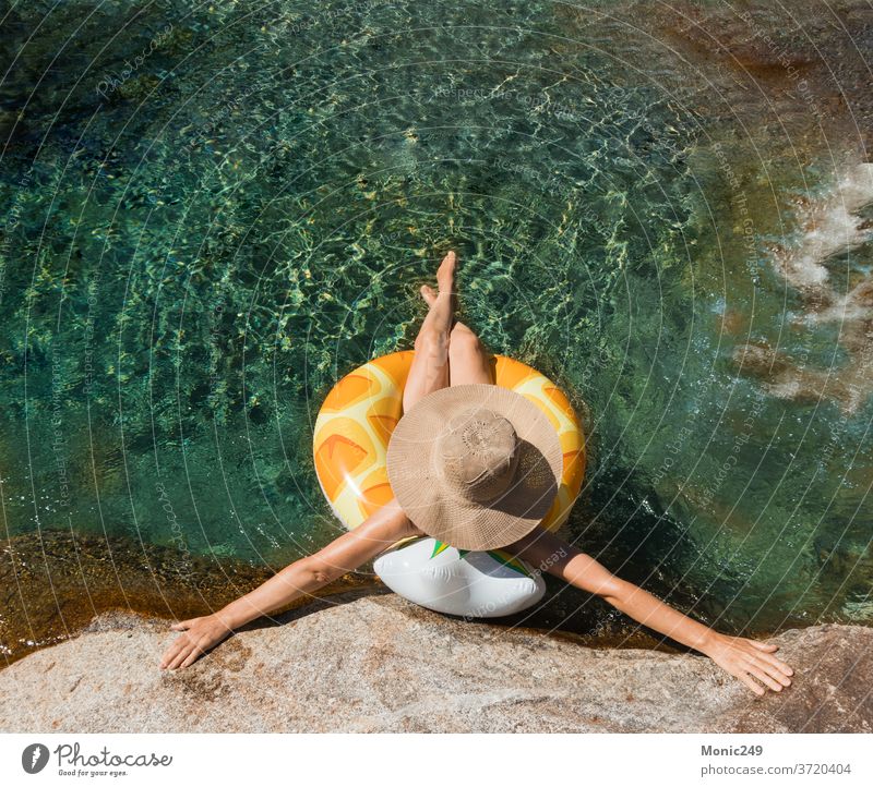 Frau mit Pamela auf einem Floß auf einem Bergfluss Ring Gummi Wasser Spaß Pool Schwimmsport Fluss Sommer blau Lächeln attraktiv Farbe Myrtenstrand Lifestyle