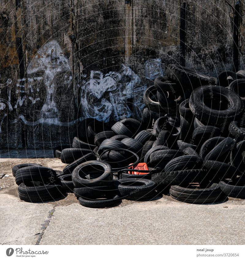Benzinkanister in Haufen alter Autoreifen Müll Recycling Umweltverschmutzung Kanister Problematik gummi Kunststoff Kontrast schwarz rot trashig nachhaltig
